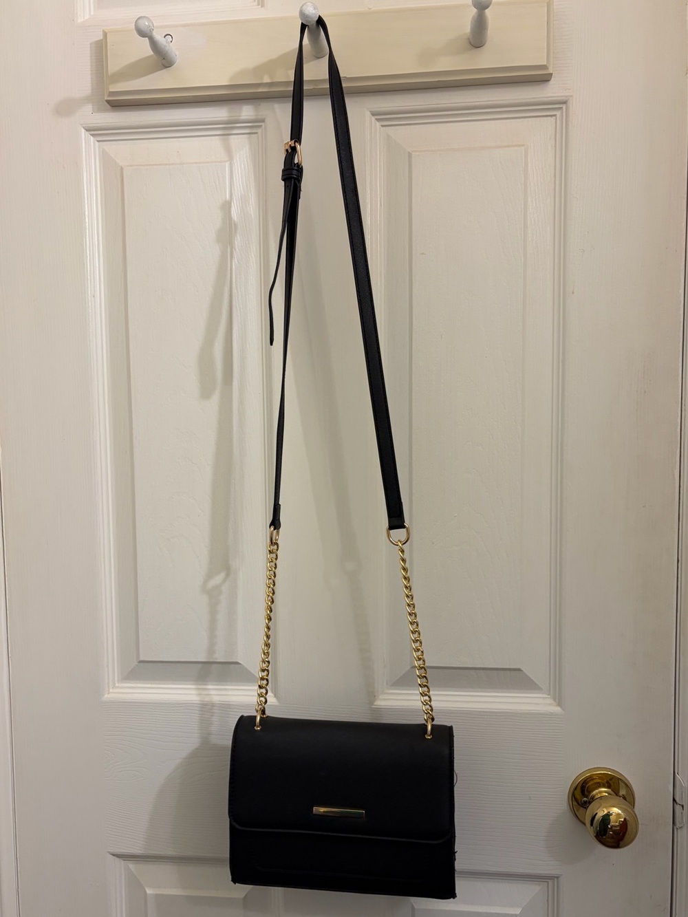 🌸3/$20🌸 Ardene Black Crossbody Bag with Gold Chain Accent